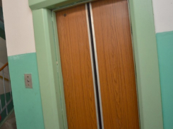 Страдать и терпеть уже целую неделю приходится жильцам многоэтажки со сломанным лифтом в Ростове