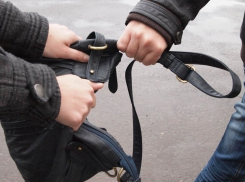 На ростовском рынке босоногий мужчина украл у женщины 100 тыс. руб.