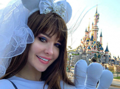 Секс-звезда Playboy Мария Лиман в свадебном платье попросила разбудить ее поцелуем 