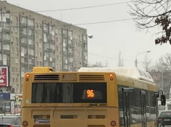 Торопливый водитель автобуса дважды прищемил младенца в коляске дверями на остановке Ростова