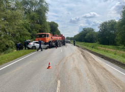 В Ростовской области водитель иномарки не справился с управлением и влетел в КАМАЗ