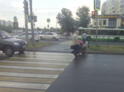 Водители спасли мужчину, потерявшего сознание посреди оживленной дороги в Ростове