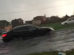 Плывущие по затопленным дорогам Ростова после мощного ливня автомобили попали на видео