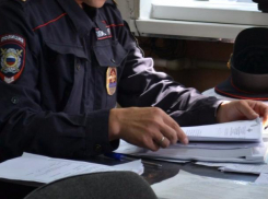 Полицейский из Ростовской области «прикарманил» на месте происшествия 7 ящиков алкоголя