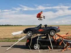 Ростовский каскадер на скорости перепрыгнул через автомобиль и получил удар трубой по голове