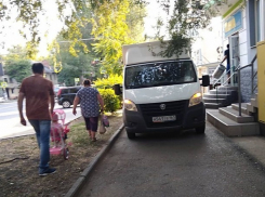 В Ростове мать с детской коляской преследуют нахалы на фургонах