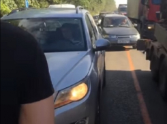 Отважные ростовчане  преградили дорогу наглым «обочечникам» на трассе «Дон» на видео