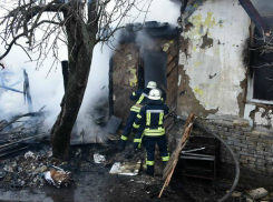 Женщина получила травмы и лишилась жилища в страшном пожаре в частном секторе Ростова