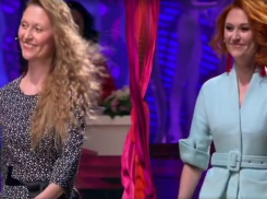 Блондинку-учительницу в мини-юбке из Ростова иронично раскритиковал ведущий шоу Первого канала