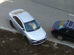 Почувствовавшей себя грузовиком легковушке не хватило места на парковке во дворе Ростова