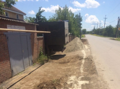 «Коррупционная» дорога  отрезала жителей десятков домов от улицы в Ростовской области