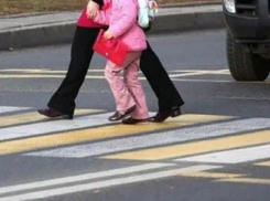 Женщина и ее 4-летняя дочь серьезно пострадали под колесами иномарки на «зебре» Ростова