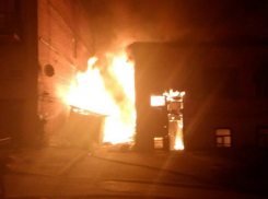 Еще один крупный пожар с мощными взрывами произошел ночью в центре Ростова