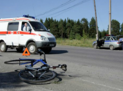 Жесткий наезд на велосипедиста совершила выскочившая на встречку иномарка под Ростовом