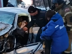 В Азове в результате аварии легковушки и автобуса пострадали два человека