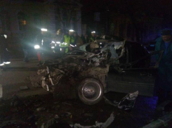 В Таганроге легковушка протаранила тяжелый грузовик