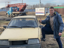 Ростовский каскадер-экстремал выполнил опасный трюк «Бочка» на старой легковушке