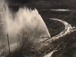 Обжигающий десятиметровый гейзер забил на перекрестке «убитых» дорог Ростова