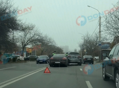 На улице Мадояна в Ростове столкнулись два люксовых автомобиля