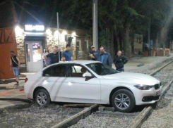 Испытавшая «недоделанную» дорогу в центре Ростова автоледи «насмерть» застряла на трамвайных рельсах