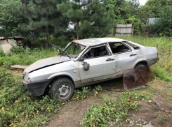 В Ростовской области ВАЗ протаранил забор частного дома