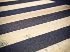 В Новошахтинске автомобиль сбил женщину на «зебре»