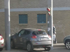 Преступные желания вызвал припарковавшийся на пешеходном переходе автохам у жителей Ростова