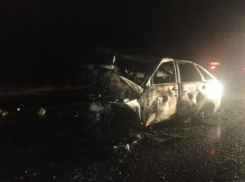 В Ростовской области два человека погибли в загоревшихся после ДТП автомобилях