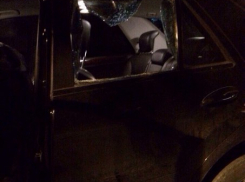 У ростовчанина выбили стекло машины и украли сумку и пистолет