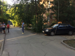 Женщина с ребенком едва спаслись от рухнувших на них искрящих проводов в Ростове