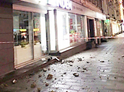 На головы прохожих в центре Ростова осыпается штукатурка