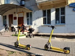 Безопасность малышей под угрозой: ростовчане просят запретить парковку самокатов возле яслей