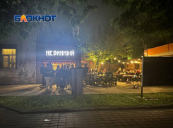 «До последнего клиента»: в Шахтах бар в переоборудованном гараже лишает покоя жильцов