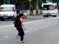 Серьезные травмы под колесами легковушки получил 11-летний мальчик в Ростовской области