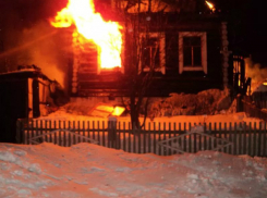 Два человека заживо сгорели при пожаре в жилом доме Ростовской области