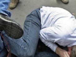 Двое хулиганов избили мужчину и залили ему глаза перцовым баллончиком у супермаркета Ростова