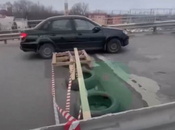 Батайчанин самостоятельно заделал повреждения на Горбатом мосту