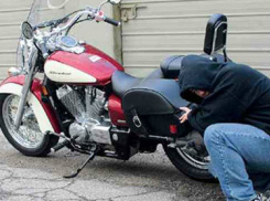 Дерзкий грабитель угнал мотоцикл из-под носа спящего хозяина в Ростовской области