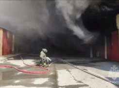 Под Ростовом на рынке «Альтус» горит склад с посудой и электроникой