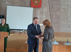 В Ростове посмертно наградили орденом Мужества участника СВО Андрея Елизарова