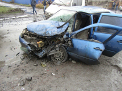 Молодой водитель легковушки погиб в жутком лобовом ДТП с самосвалом в Ростовской области