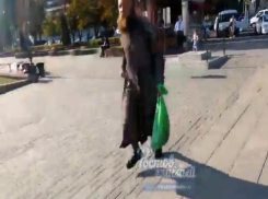 Загадочный рыбный спасатель отметился странным ритуалом на набережной и попал на видео в Ростове