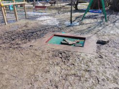 По колено в липкой грязи с ароматом канализации играют малыши на детской площадке в парке «Дружба» в Ростове