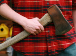 Мужчина разбил топором стекло иномарки в Ростове и совершил преступление 