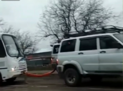 Под Ростовом мужчины на «Джипах» вытащили застрявший автобус