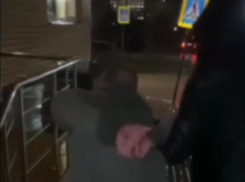 В Ростове возбудили уголовное дело после жестокого нападения на женщину и подростка