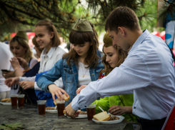 Желающие испробовать фронтовой каши ростовчане создали огромную очередь в центре города