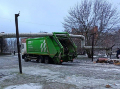 В Новошахтинске мусоровоз задел теплотрассу и оставил 38 многоэтажек без отопления