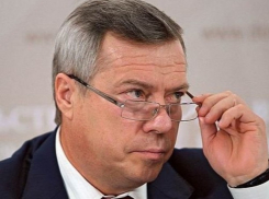 Поведение стоящего спиной к «Бессмертному полку» губернатора Ростовской области внимательный горожанин назвал оскорбительным 