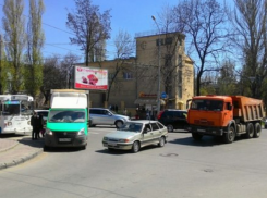 В Ростове на пересечении Красноармейской и Университетского столкнулись КамАЗ и «четверка»: в центре города парализовано движение